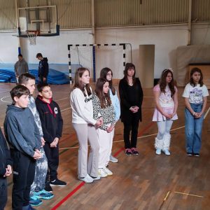 Keresztút. Minden stációnál a nyolcadikosok vezetésével élhettük át Jézus értünk vállalt keresztáldozatát. Keresztút. Minden stációnál a nyolcadikosok vezetésével élhettük át Jézus értünk vállalt keresztáldozatát.