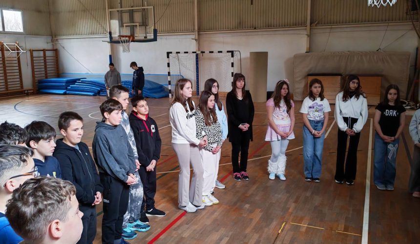 Keresztút. Minden stációnál a nyolcadikosok vezetésével élhettük át Jézus értünk vállalt keresztáldozatát. Keresztút. Minden stációnál a nyolcadikosok vezetésével élhettük át Jézus értünk vállalt keresztáldozatát.