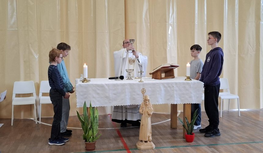 Barkó Gábor Ágoston atya, a győri Czuczor Gergely Bencés Gimnázium igazgatója mutatott be szentmisét iskolánk diákjainak és tanárainak. Barkó Gábor Ágoston atya, a győri Czuczor Gergely Bencés Gimnázium igazgatója mutatott be szentmisét iskolánk diákjainak és tanárainak.