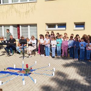 “Egymillió gyermek imádkozza a rózsafüzért.” 🙏 “Egymillió gyermek imádkozza a rózsafüzért.” 🙏