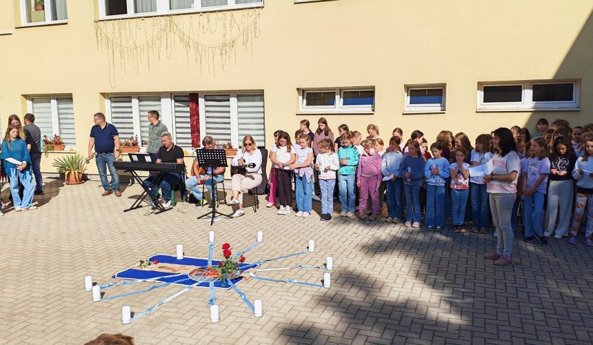 “Egymillió gyermek imádkozza a rózsafüzért.” 🙏 “Egymillió gyermek imádkozza a rózsafüzért.” 🙏